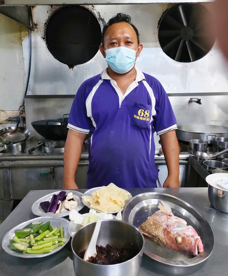 杨彩云介绍咖哩鱼头所需的食材，并强调食材一定要新鲜。