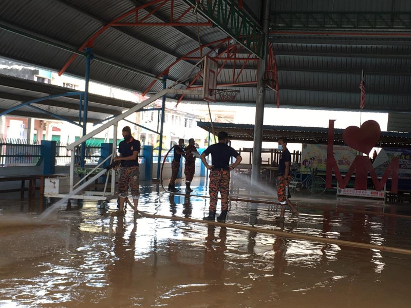消拯人员前往文明小学协助清理篮球场及食堂的泥浆。