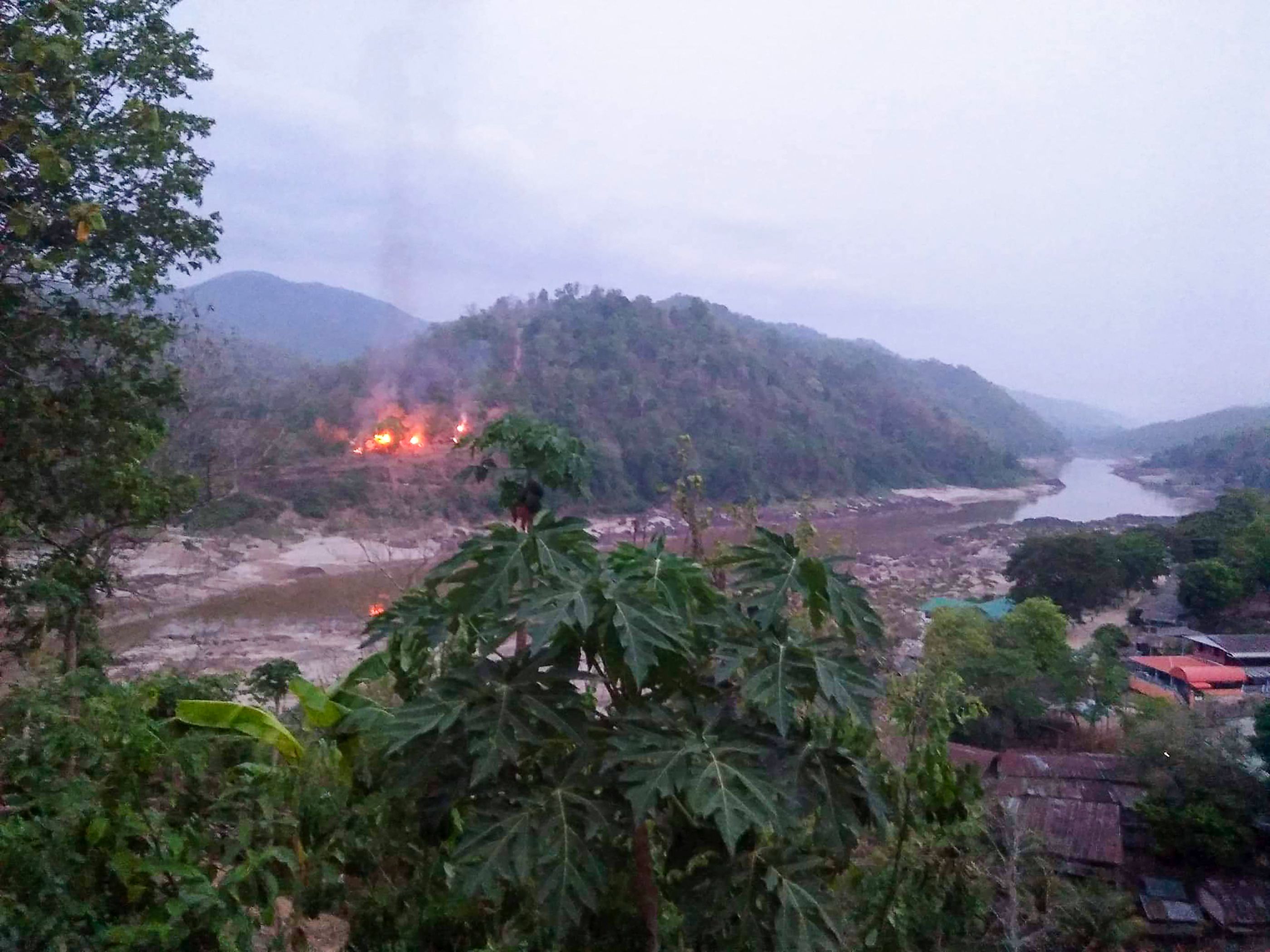 从泰国一边拍到的影片见到基地有火冒出， 武装组织“克伦民族联盟”说，他们已成功占领一处缅军基地 。（法新社照片）