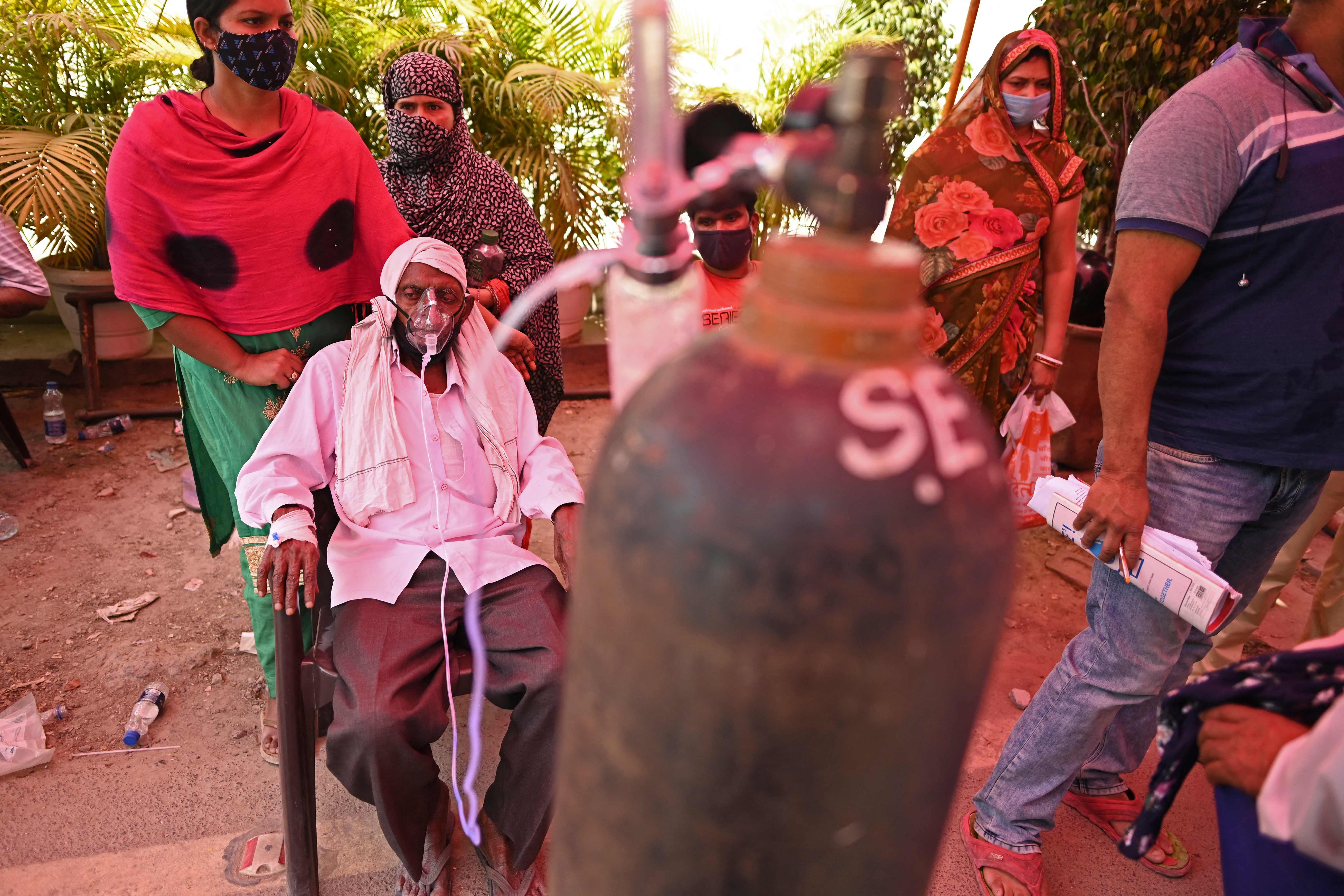 在加济阿巴德，一名冠病患者在一座锡克教庙吸氧。（法新社照片）

