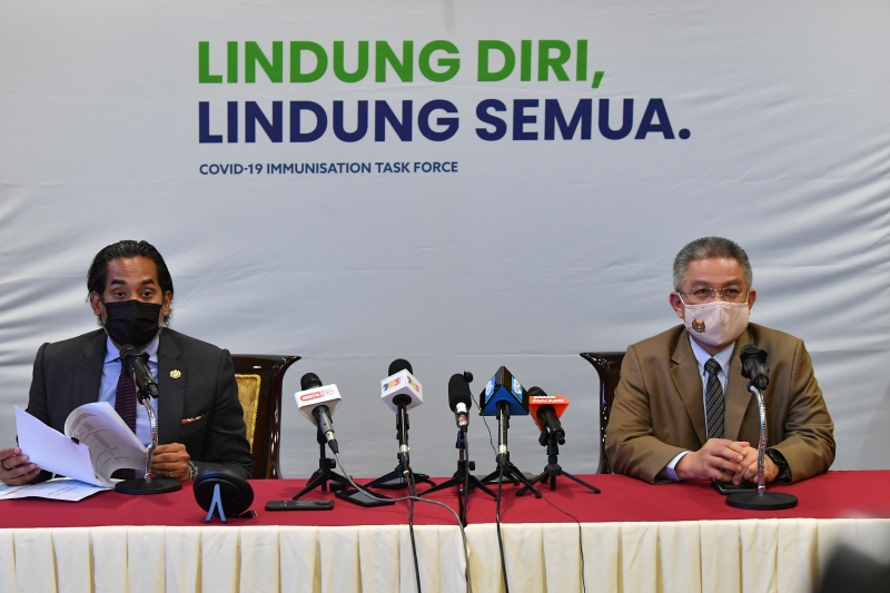 凯里（左）宣布，政府不会将阿斯利康疫苗纳入国家疫苗接种计划中，但会供18岁以上的自愿人士登记接种此疫苗；右为阿汉峇峇。