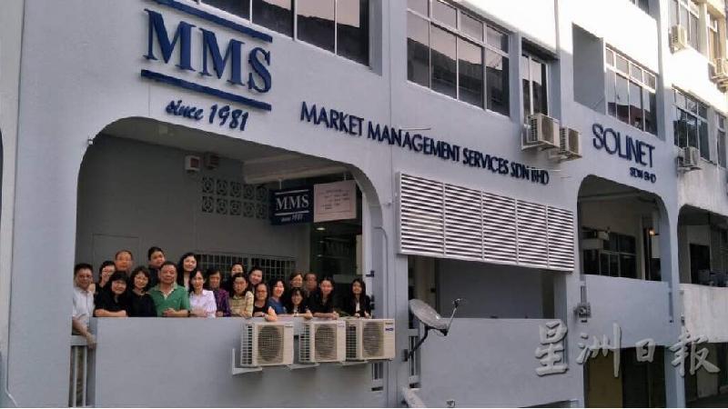 MMS升学咨询中心管理层、伙伴及职员于古晋总公司外合影。