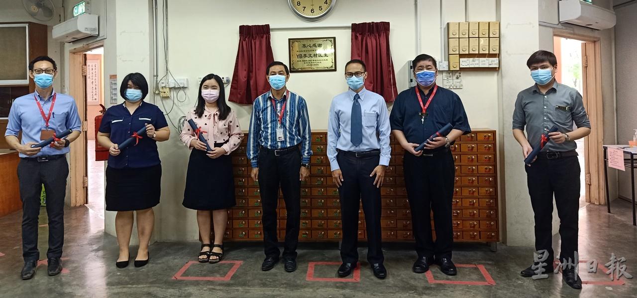 参与台湾高雄师范大学2018境外教学课程的深斋中学老师，在接领教育专业文凭证书后，与谢符财校长（中）及胡恩林（右三）合照。