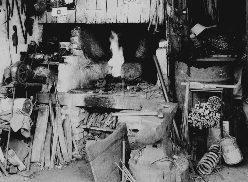 火炉和水缸犹如传统打铁店的灵魂，打铁师傅长时间在旁挥舞铁锤劳动。