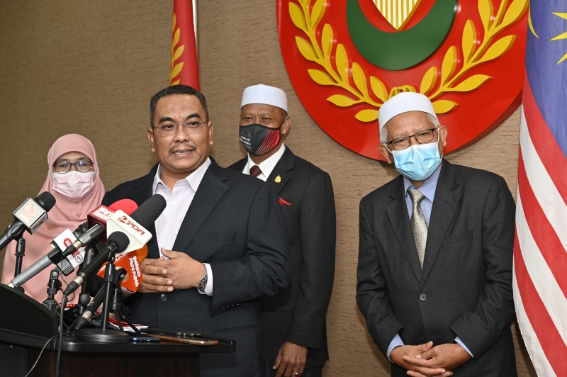 沙努西（前）宣布今年至今税收大跃进，后右起为行政议员莫哈末哈耶迪、旺罗马尼及茜蒂艾莎。