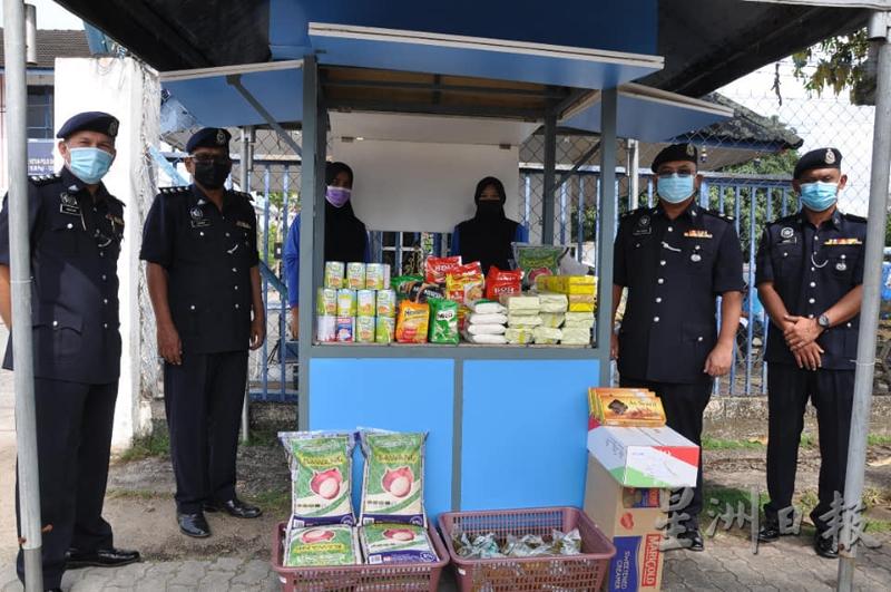 阿都拉查（右二）欢迎有需要的群体可以到勿述警局的食物库免费拿取所需的粮食。

