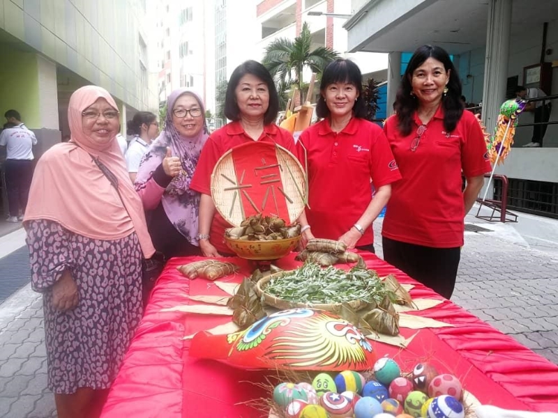 华人穆斯林参与隆雪华堂妇女组举办的裹粽子活动。

