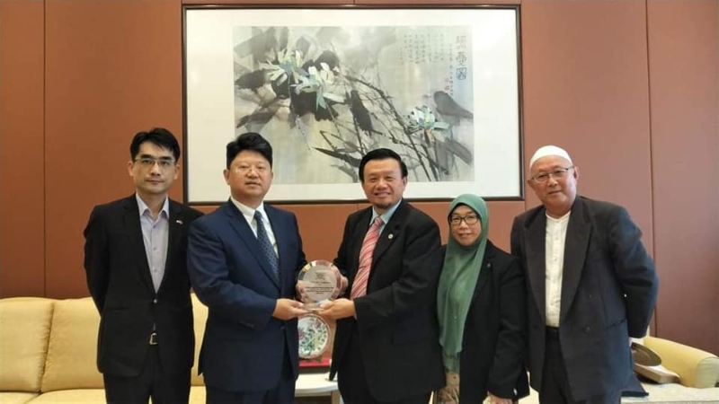 马来西亚华人穆斯林协会一行人在叶永兴（右三起）的带领下，于2018年10月18日首次拜会中国驻马大使白天。该会感谢在这两年来，马中两国穆斯林群体开展了丰富多样的交流与合作，两国人民的了解与友谊也在不断增进。

