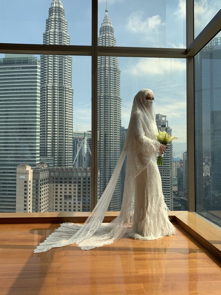 妮罗法身穿本地著名婚纱设计师手工缝制的婚纱出嫁，上有500颗施华洛世奇水晶。