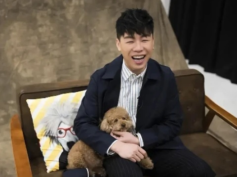 胡彦斌和疑似该泰迪犬的合照被网民找了出来。
