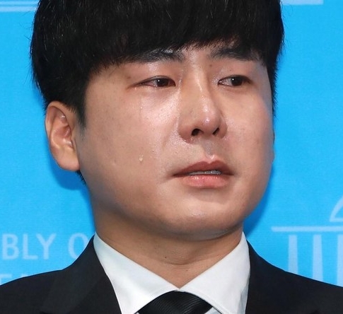 具浩仁去年向韩国国会请愿立定“具荷拉法”，禁止遗弃子女的父母拥有子女财产继承权，并表示“这是我给妹妹最后的礼物。”