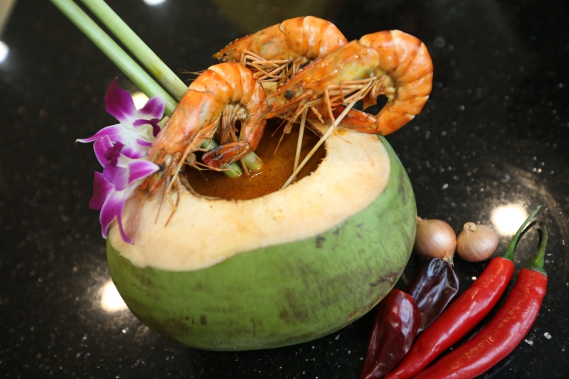 泰式椰汁咖喱虾有浓浓的咖喱香味，更能凸显虾只的鲜甜味。