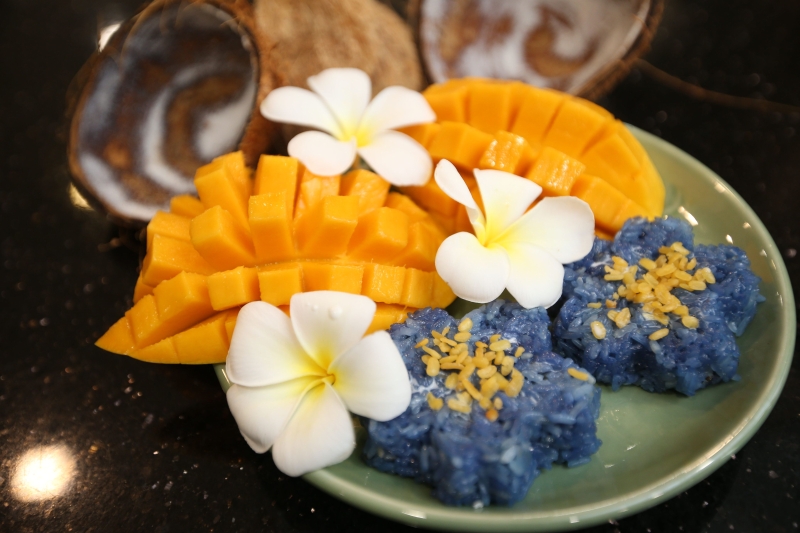 芒果糯米饭是泰国传统甜品，糯米饭和椰浆搅拌后与芒果一起吃，十分搭配。