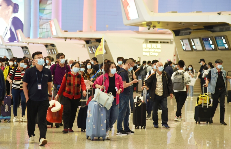 根据国际机场协会最新公布的2020年世界机场客运量排名，广州白云国际机场以4376.8万人次的吞吐量跃居全球第一，成为世界上最繁忙机场。随著“五一”长假期临近，广州白云国际机场将再次迎来客流高峰。（新华社照片）
