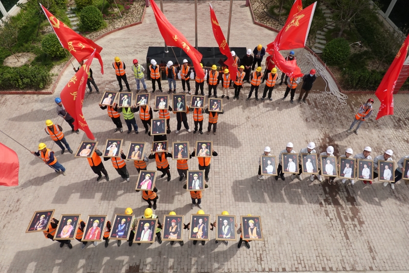 在北京的“五一劳动竞赛上”参与者们用自己的微笑照片组成“五一”字样。（新华社照片）　

