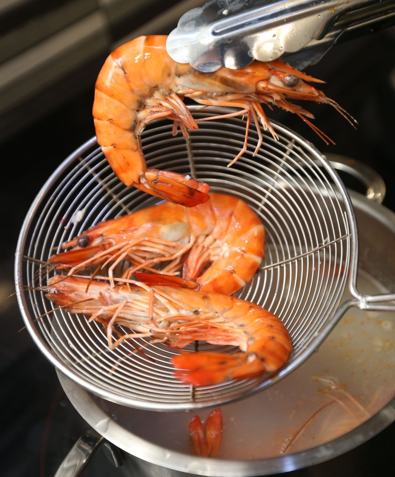 1.开一锅水，待水沸后将虾只放入锅中汆烫至虾只转色后取出。