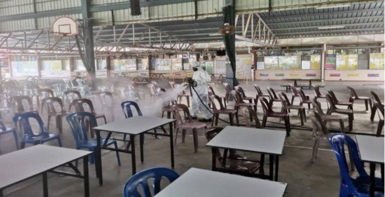 关丹丹那布爹中学安排消毒公司在校园每个角落，包括礼堂进行仔细消毒，以策安全。