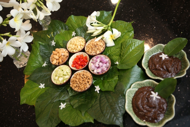 面康（miang kham）是泰语“用叶子包料一口吃下”的意思，取一片山姥叶，搽上酱料及加入适量的食材包裹起来，一口吃下，很是开胃。