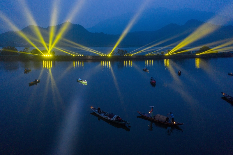 在浙江省建德市的三都渔村，众多小渔船停泊在三江口水面，构成了“渔火点点”的美丽夜色。这也是该村迎接“五一”长假期的特色旅游项目之一。（新华社照片）

