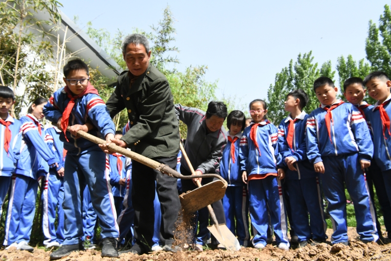 河北省广平小学组织带领小学生们向农夫学习农耕知识，体会劳动的乐趣。（新华社照片）


