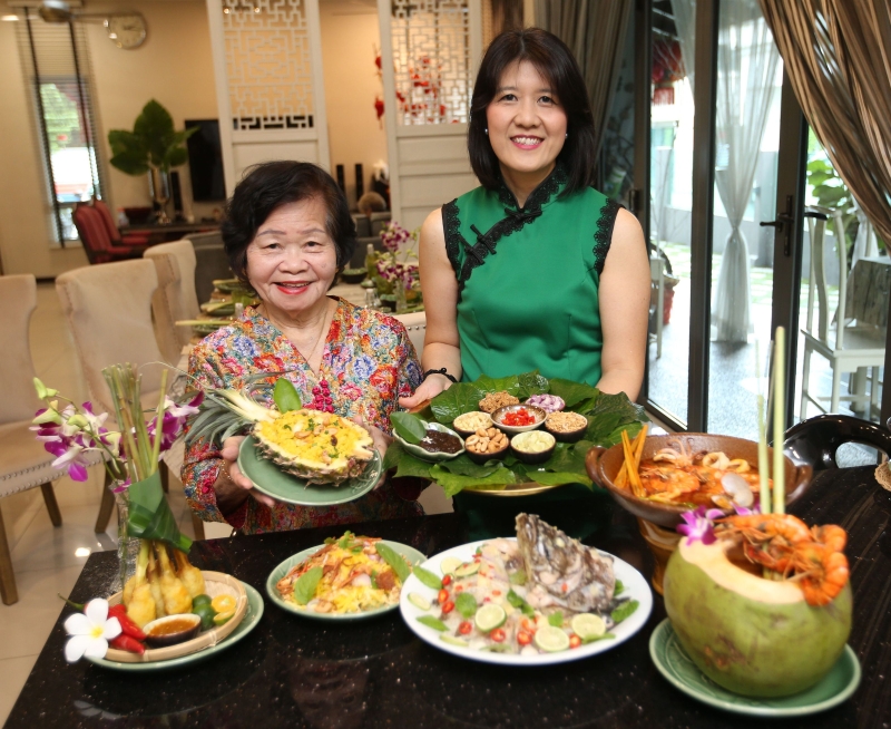 丘诗诗（右）亲自下厨，为妈妈刘秀花准备一餐丰盛的泰国餐，以庆祝母亲节。