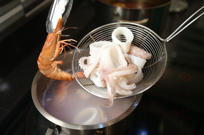 1.开一锅沸水，将虾只及苏东汆烫一会儿后取出，备用。