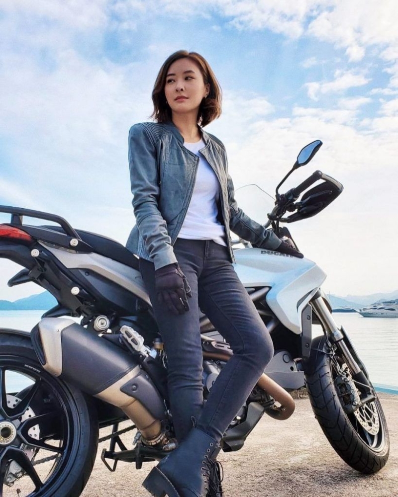 陈滢在《伙计办大事》中爱驾摩托车，最爱的打扮是穿皮外套。这件外套少少都有7年“历史”，依然保存得非常好，TVB可让女演员再循环穿。