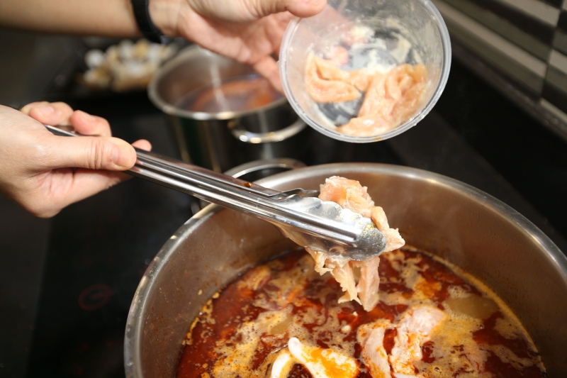 2.提前熬好高汤，放入南姜、番茄、香茅及东炎酱煮沸后，再放入鸡肉片及鲍鱼菇。
