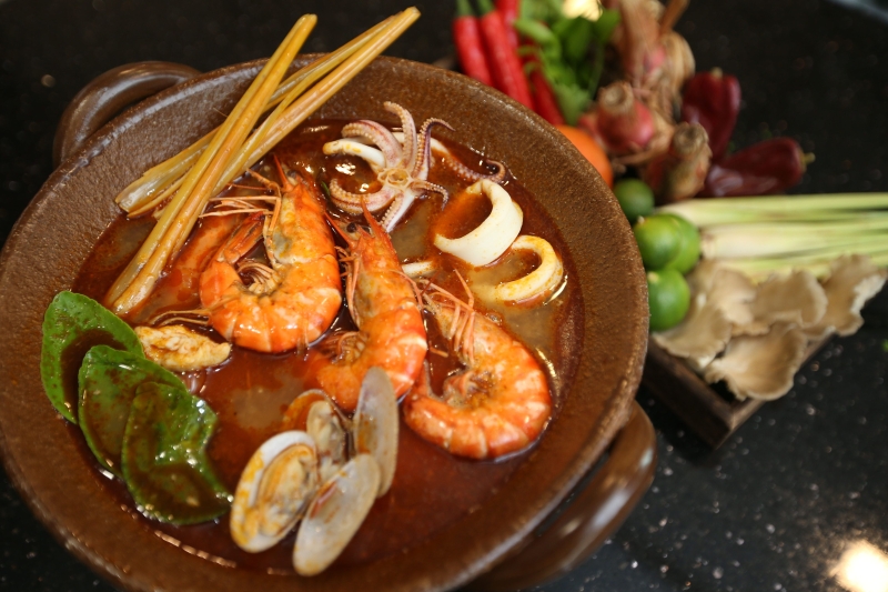 酸辣味适中的泰式东炎汤，带有鸡肉的甜味及海鲜的鲜味，非常开胃。