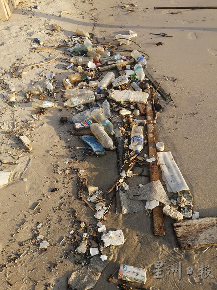 图中可见各种塑料甚至是装修用途的铁栏杆“残骸”竟也通过排水道流入大海。