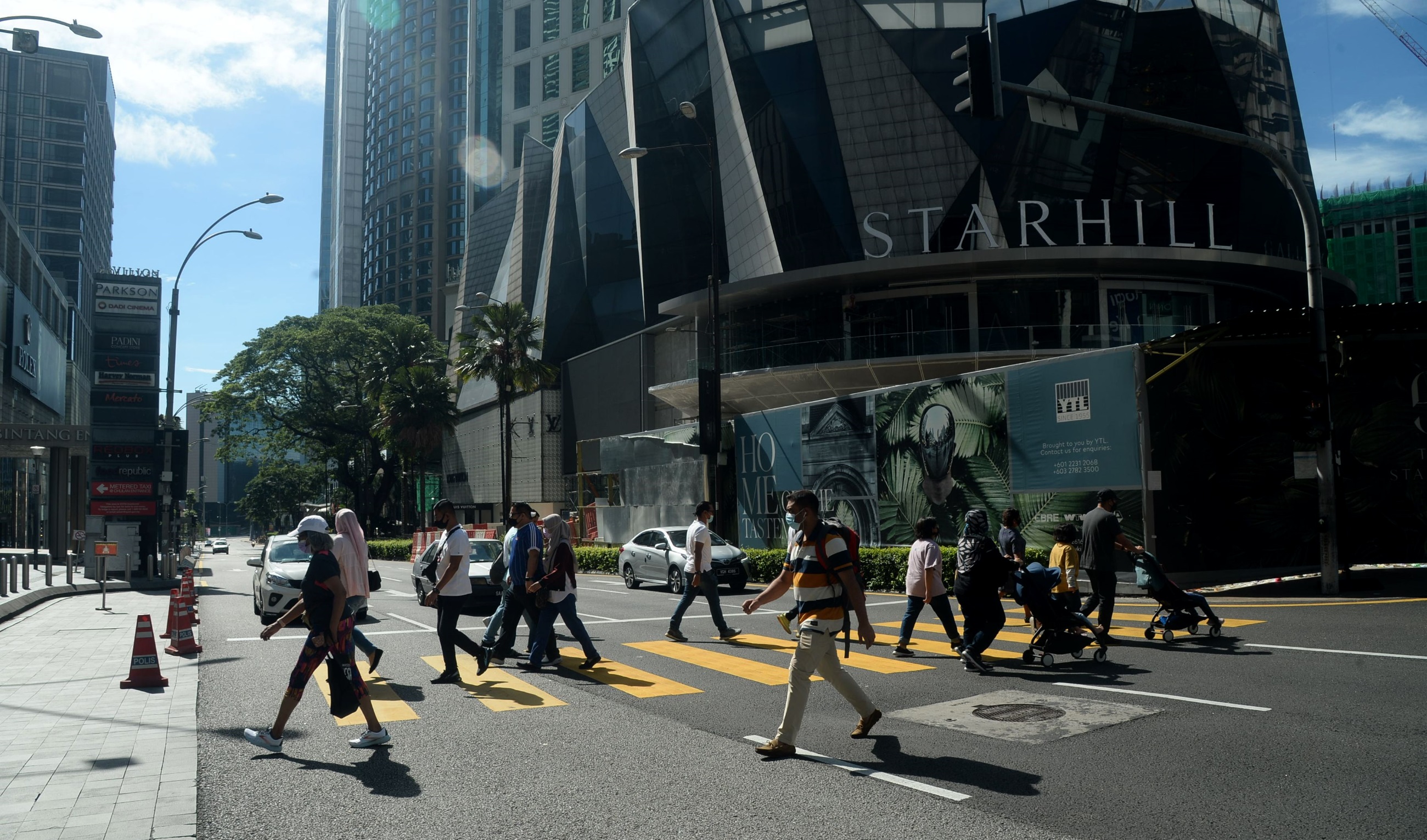 吉隆坡柏威年购物广场在星期日（2日）的人潮不比往常周末来得多，大部分民众行色匆匆，并未久留。