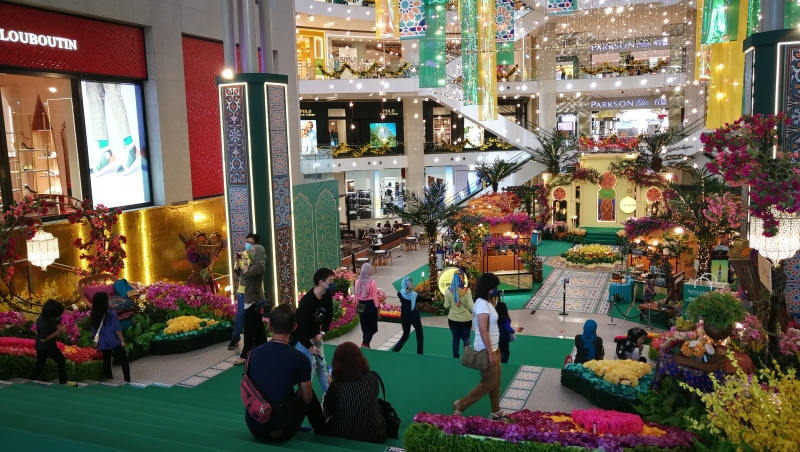 吉隆坡柏威年购物广场里已换上开斋节的装饰，只有三三两两的人群到该处拍照。