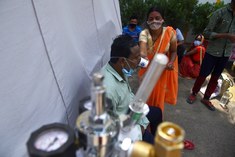 一名疑染疫的病患于新德里一座锡克庙获得免费供氧。（图：欧新社）