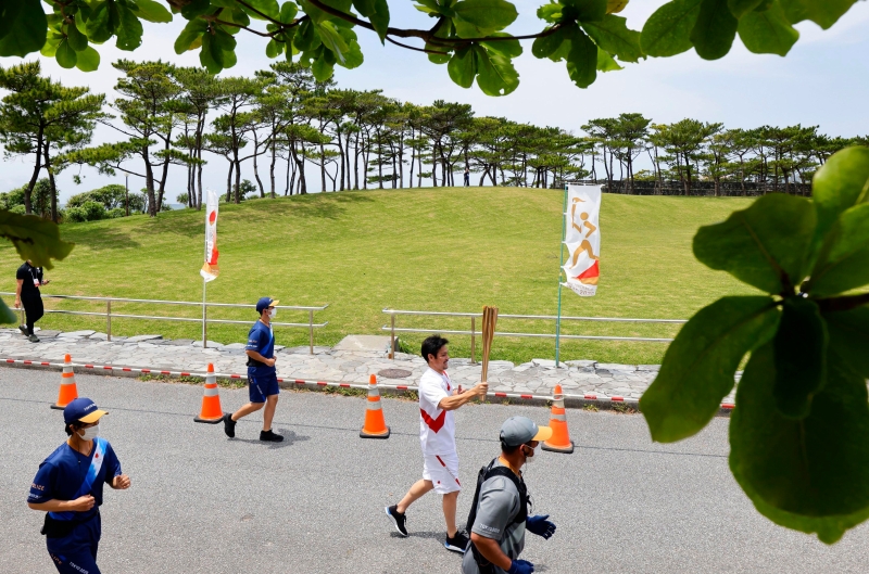 东京奥组委宣布，今年4月在日本鹿儿岛县举行的奥运火炬传递活动中，首次发生集体感染事件。（美联社照片）