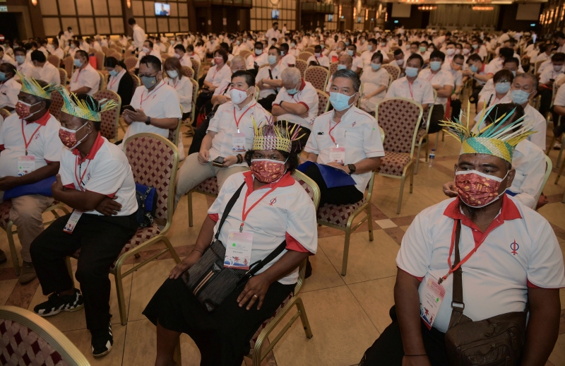 行动党党员遵守标准作业程序，戴上口罩及保持人身距离出席大会。（马新社照片）