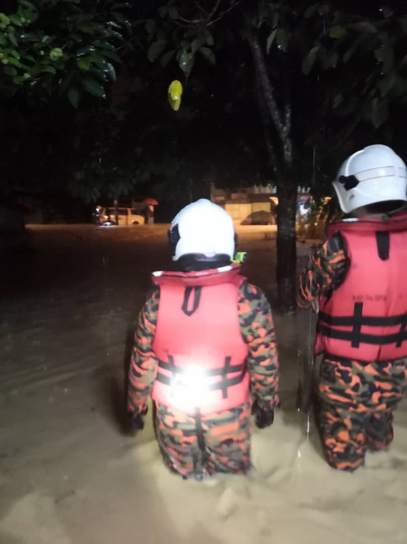 一些灾区水深约3尺，消拯员得紧急出动疏散受困居民。