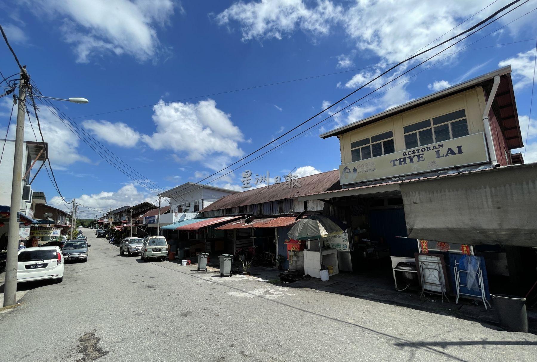 马接峇鲁新村发生1宗咖啡店东主确诊病例，逾百名村民周早早上纷纷自费检测。