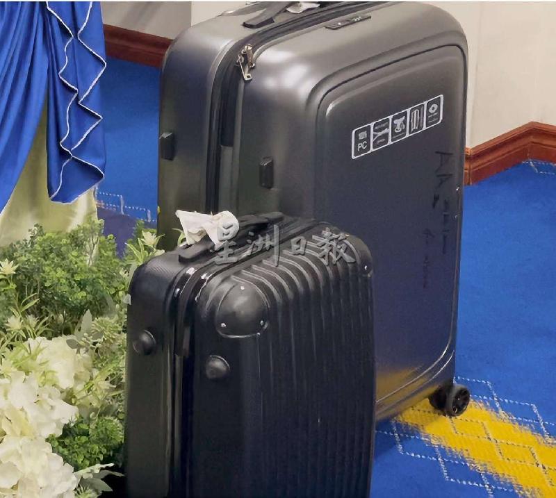女毒驴声称友人托她从吉隆坡带回行李箱，里面却藏有一包包毒品。