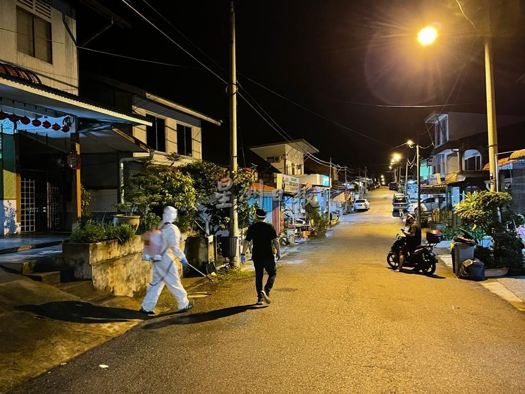 马接峇鲁新村爆发确诊病例后，朝野政党及非政府组织的消毒队皆前往该村消毒工作。