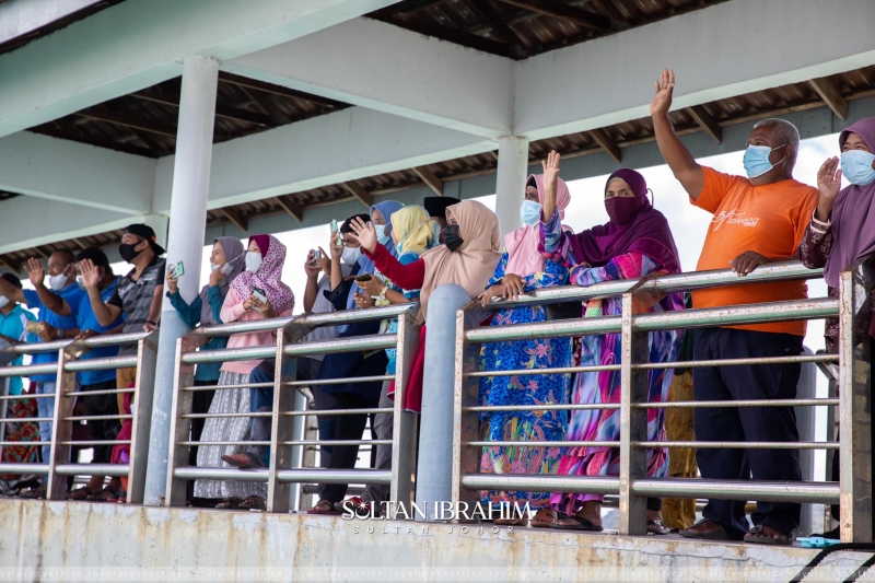 岛上居民对于苏丹陛下的驾临感到欣喜，向陛下挥手致意。（照片取自苏丹依布拉欣陛下脸书）