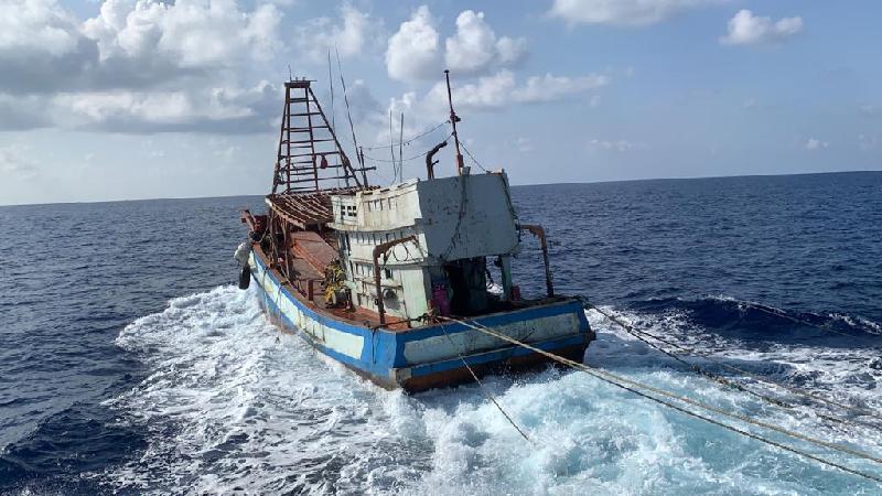 故障的越南渔船被大马海事执法机构拖回码头进行调查。