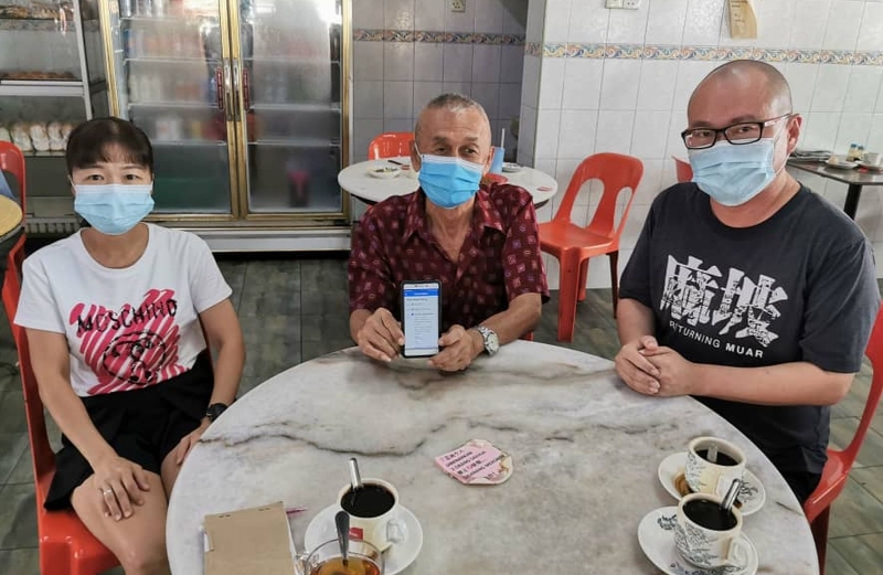 吴春成（左二）在杨美萍（左）及余德华（右）的陪同下，投诉接种疫苗的乌龙事件。