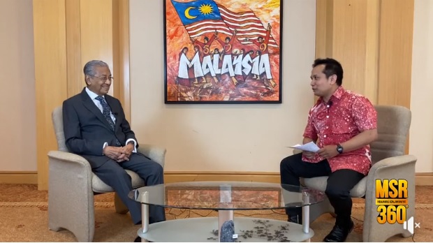 马哈迪接受访问时侃侃而谈时下政治课题，包括评价国盟政府的抗疫表现。右为节目主持人沙耶慕纳瓦。