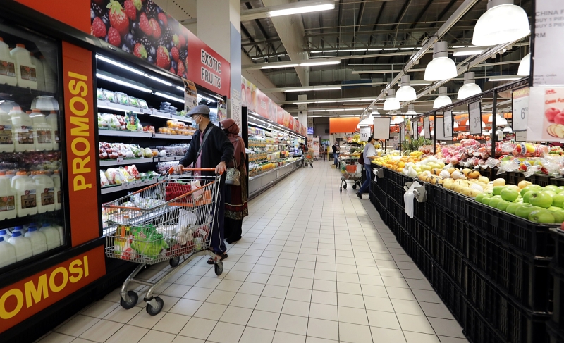 超市的食品部在上午时段并没有出现人潮，据现场所见，新鲜蔬果、水果、牛奶、面包等食品的货量都非常充足。