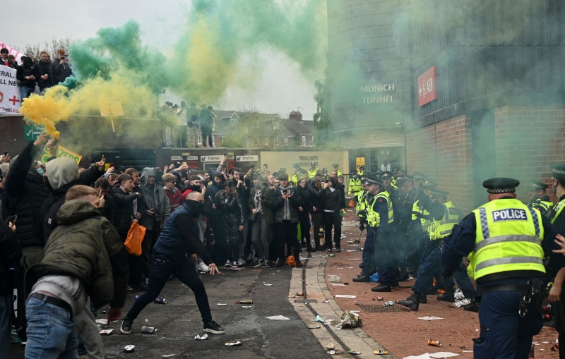 曼联球迷在老特拉福球场外与警方对恃。（法新社照片）