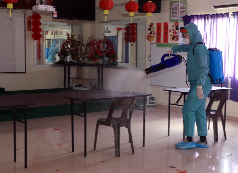 校园疫情日益严峻，消毒队到课室内消毒，确保环境卫生。