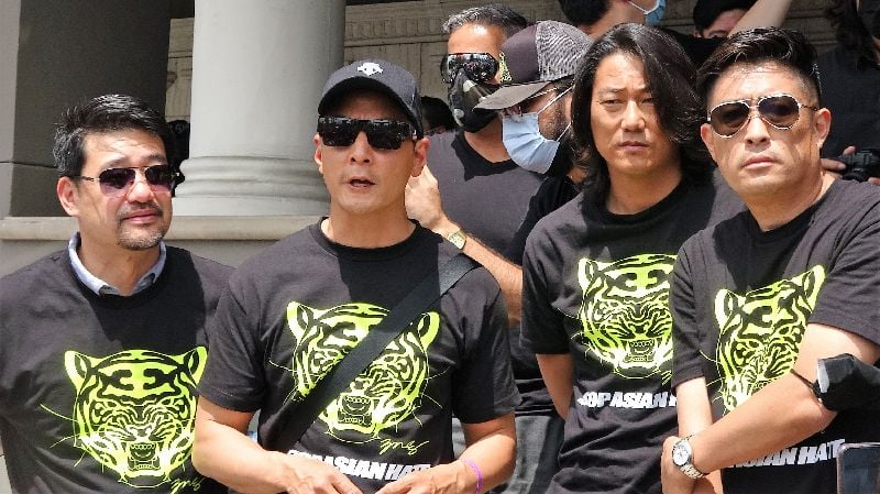 吴彦祖（左二）专程到南加州，参与“停止仇视亚裔”为主题的车友集会。右二为姜成镐。