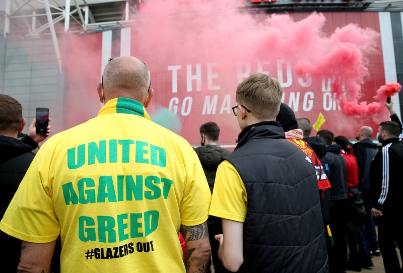 不满格雷泽家族的曼联球迷在球场外展开示威行动，抗议格雷泽家族的贪婪，要求他们离开曼联。（美联社照片）