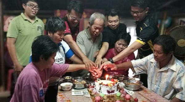 Zeng once helped a family of five to build a new home in Gunung Rapat new village. Zeng (R2) attended the house warming of a family sponsored by netizens. Simpang Pulai state assemblyman Tan Kar Hing (R1) was also at the house warming.