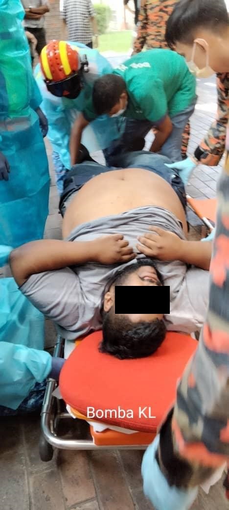 体重200公斤的印裔青年跌伤后，惊动消拯人员前来协助送院治疗。